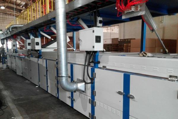 What should the operator pay attention to when disassembling the wet curtain paper?